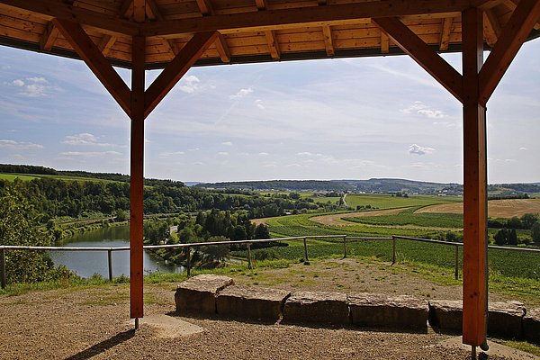 Pavillon am Seitensprung Wehrer Rosenberg mit Blick auf die Weinberge, Luxemburg und das Moseltal