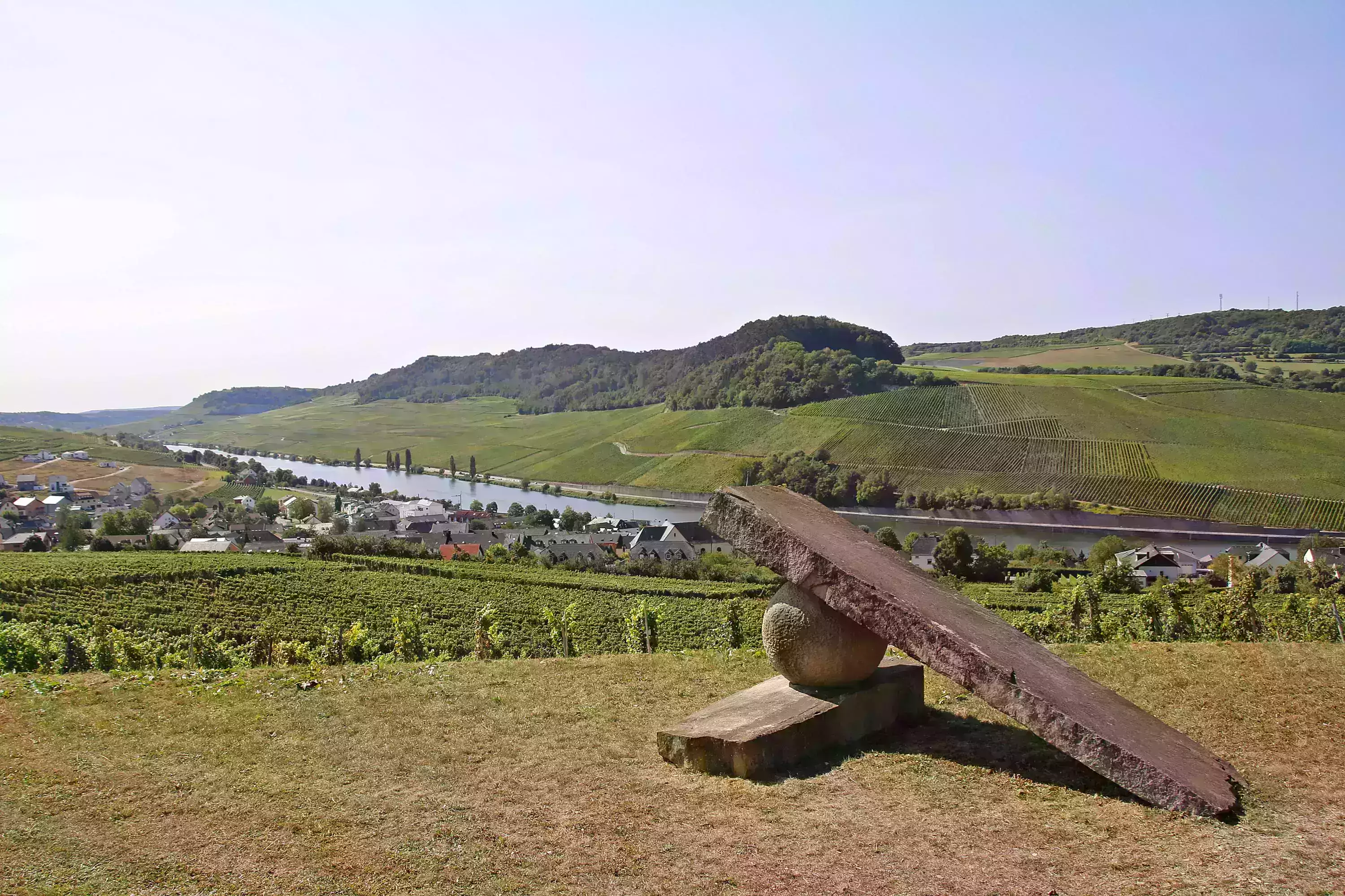 Skulptur im Weinberg, welche die Flussbiegung der Mosel an dieser Stelle verdeutlichen soll