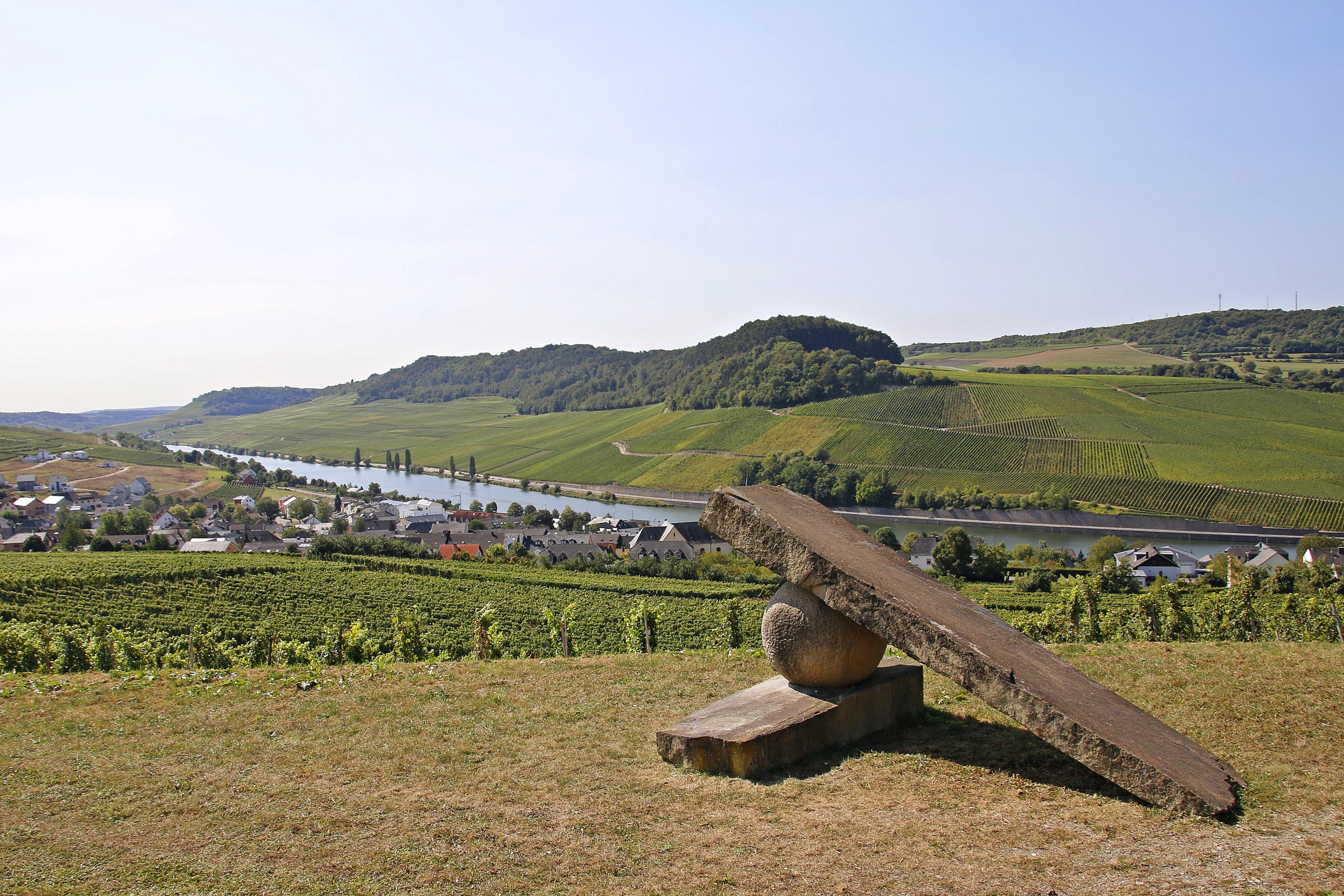 Steinskulptur bei Nittel, im Hintergrund Weinlandschaft  