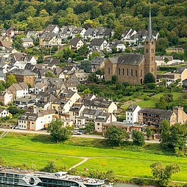 Blick auf Kobern mit Moselschiff