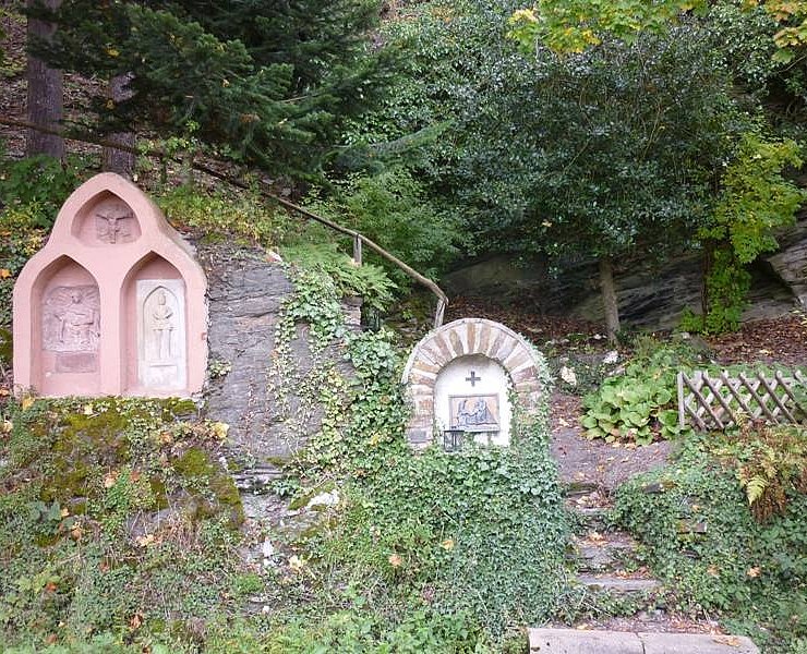 Kreuzwegstationen auf dem Weg zur Spoarkapelle