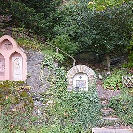 Kreuzwegstationen auf dem Weg zur Spoarkapelle