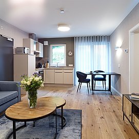 Erasmus Lodge: Modern Oak