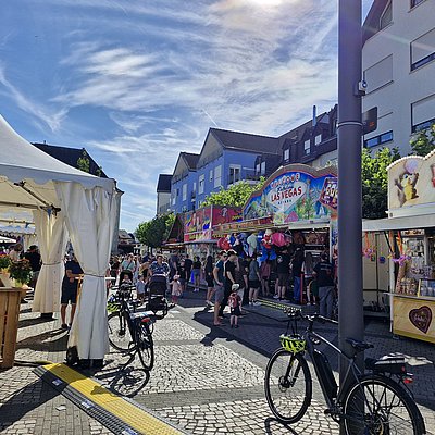 Foto: Kirmesbuden am Marktplatz