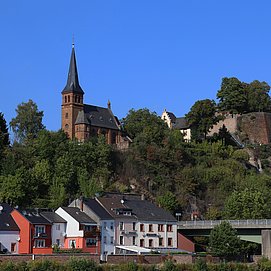 Evangelische Kiche mit SaarBurg
