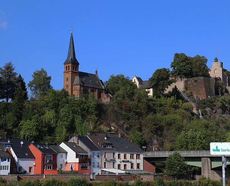 Evangelische Kiche mit SaarBurg