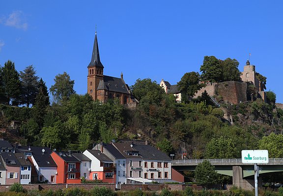 Evangelische Kiche mit SaarBurg