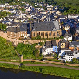 Blick auf die Pfarrkirche St. Laurentius Saarburg