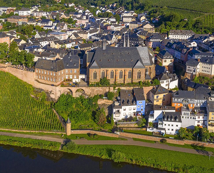 Blick auf die Pfarrkirche St. Laurentius Saarburg