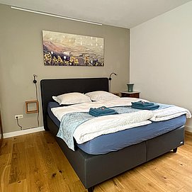 Schlafzimmer mit Boxspringbett