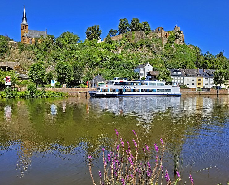 Blick auf die evangelische Kirche Saarburg