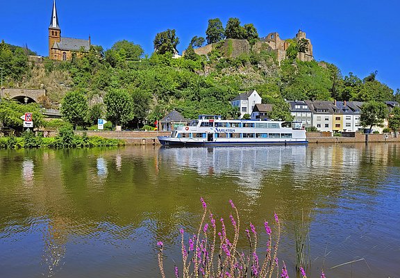Blick auf die evangelische Kirche Saarburg