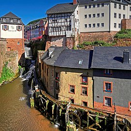 Blick auf das Mühlenmuseum und den Wasserfall