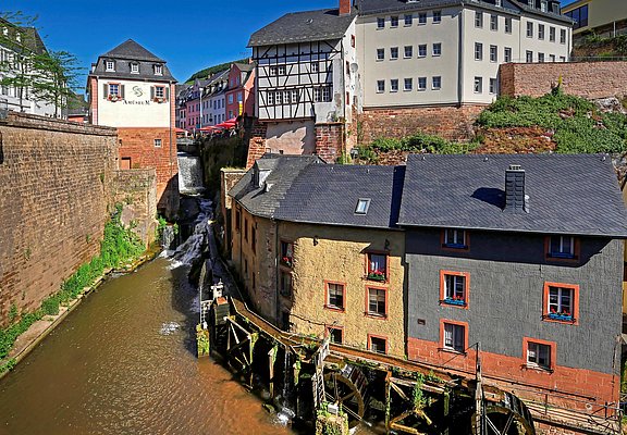 Blick auf das Mühlenmuseum und den Wasserfall