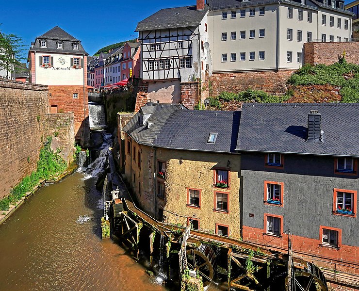 Blick auf das Mühlenmuseum und den Wasserfall