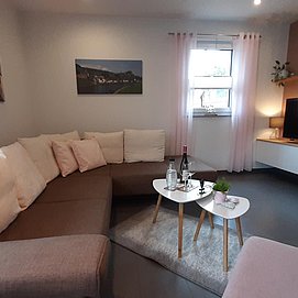 Blick vom gemütlichen Sessel ins Wohnzimmer