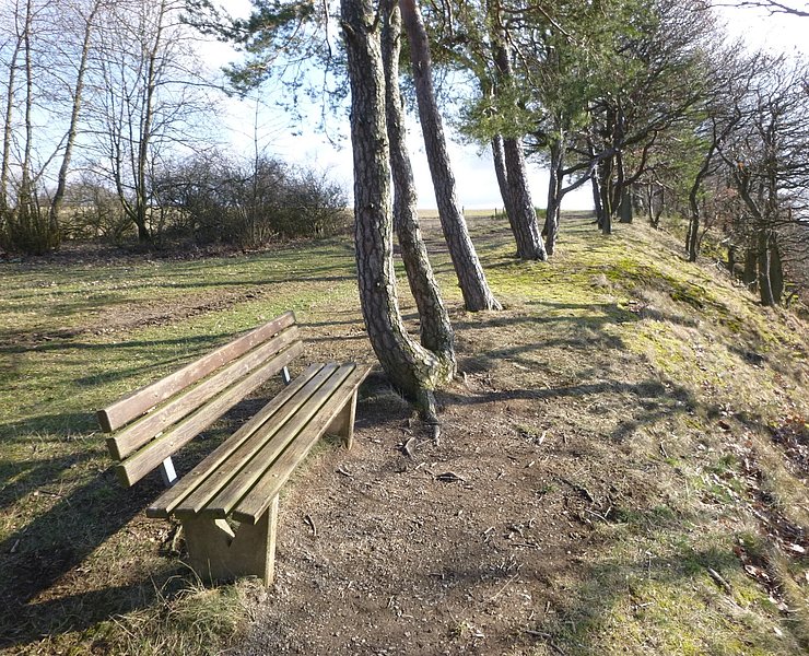 Bank an der Hangkante vor der Schutzhütte Maria Zill