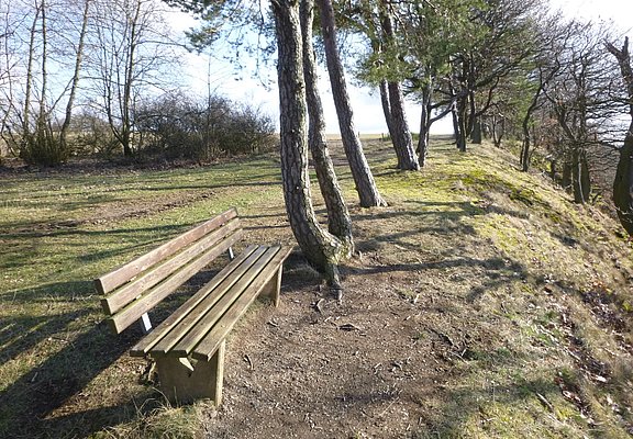 Bank an der Hangkante vor der Schutzhütte Maria Zill