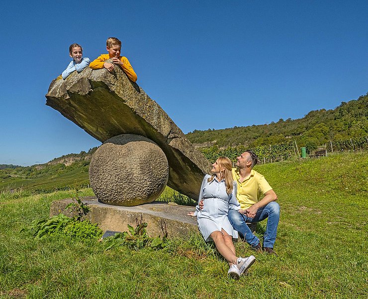 Skulptur Knie im Gelenk Nittel