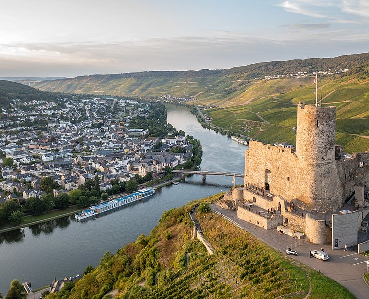Blick auf die Burg Landshut und die Mosel bei Bernkastel-Kues