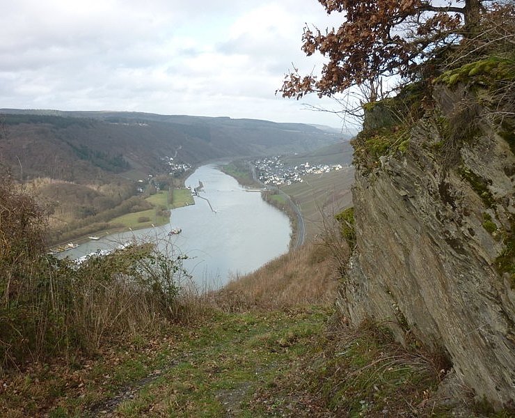 Felsen begleiten den Weg von Starkenburg nach Enkirch: Blick auf die Enkircher Staustufe