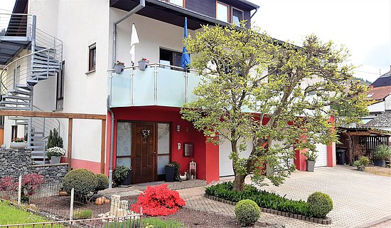 Hausansicht im Frühling