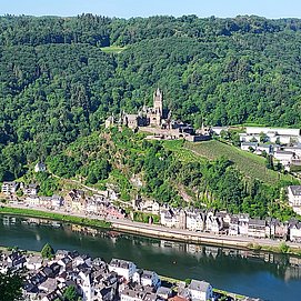 Blick vom Aussichtspunkt "Wetterfahne" auf die Reichsburg