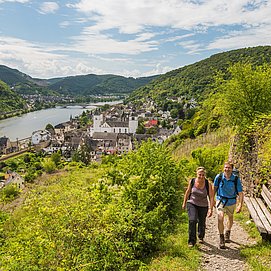 Aufstieg auf steilem Schieferpfad: Aussicht auf Treis-Karden mit St. Kastor