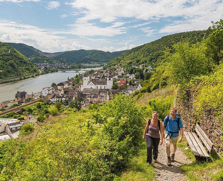 Aufstieg auf steilem Schieferpfad: Aussicht auf Treis-Karden mit St. Kastor