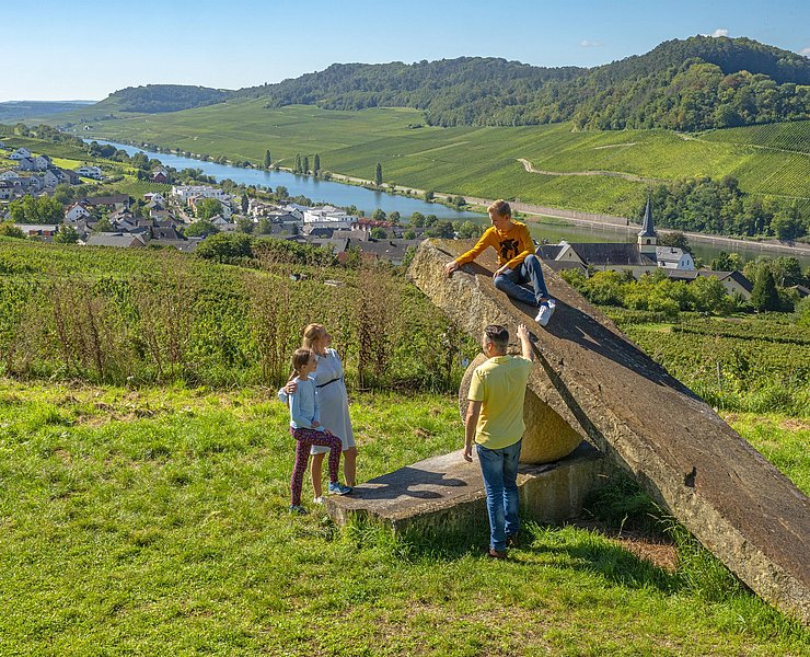 Skulptur Knie im Gelenk bei Nittel