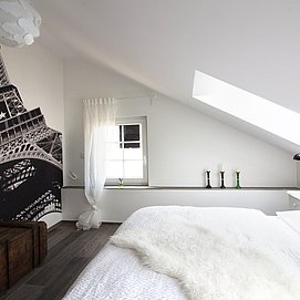 Schlafzimmer mit Doppelbett