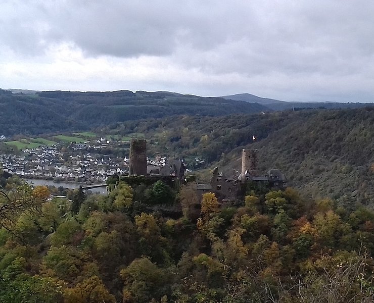 Auf Augenhöhe mit Burg Thurant: Aussicht vom Bleidenberg aus