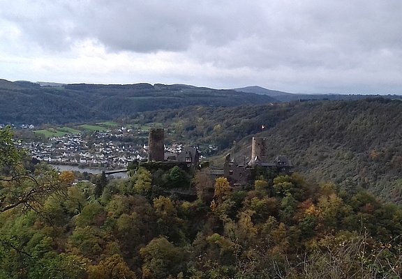 Auf Augenhöhe mit Burg Thurant: Aussicht vom Bleidenberg aus