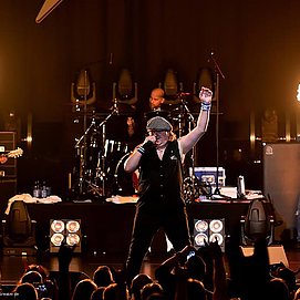 We salute you (1)