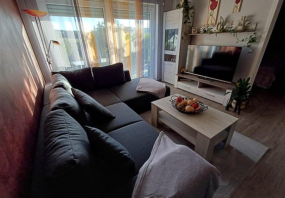 Wohnbereich mit Zugang zum Schlafzimmer