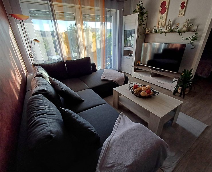 Wohnbereich mit Zugang zum Schlafzimmer