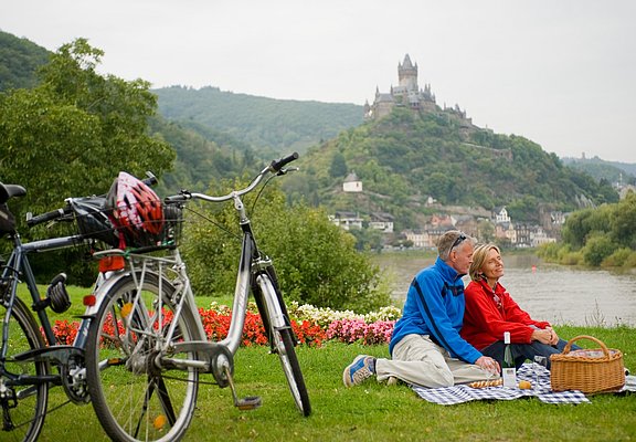 Mosel-Radweg mit Blick auf die Reichsburg in Cochem