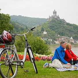 Mosel-Radweg mit Blick auf die Reichsburg in Cochem