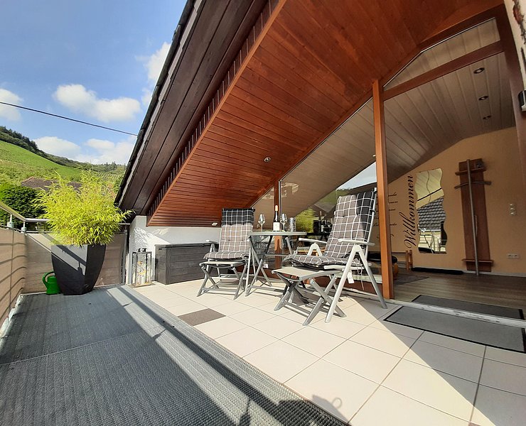 Balkon und  Eingang zur Wohnung