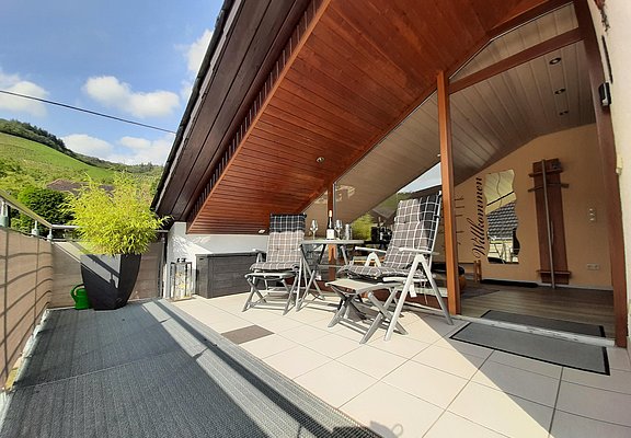 Balkon und  Eingang zur Wohnung
