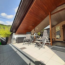 Balkon und  Eingang zur Wohnung