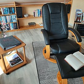 Lese- und Infoecke mit Relaxsessel