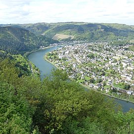 Blick vom Pavillion "Auf'm Rech" auf die Moselschleife bei Traben-Trarbach