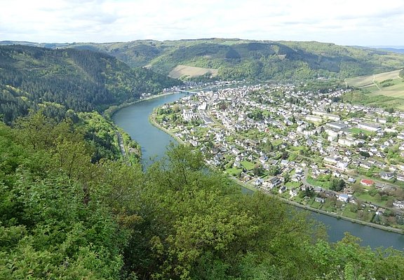 Blick vom Pavillion "Auf'm Rech" auf die Moselschleife bei Traben-Trarbach
