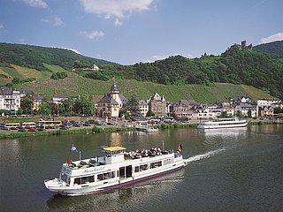 Blick auf Bernkastel und die Burg Landshut