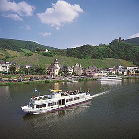 Blick auf Bernkastel und die Burg Landshut