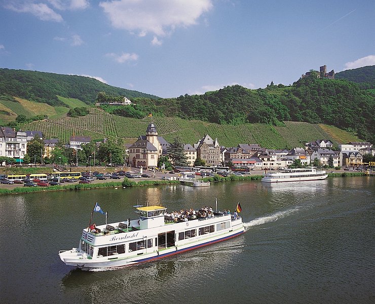 Blick auf Bernkastel und die Burg Landshut