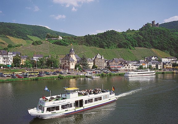 Blick auf Bernkastel und die Burg Landshut