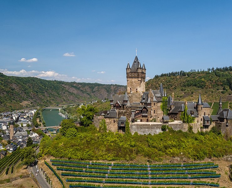 Die Reichsburg Cochem mit Mosel im Hintergrund