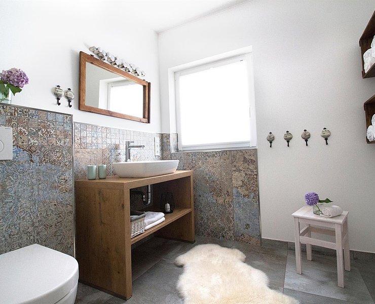 Badezimmer mit Dusche und WC